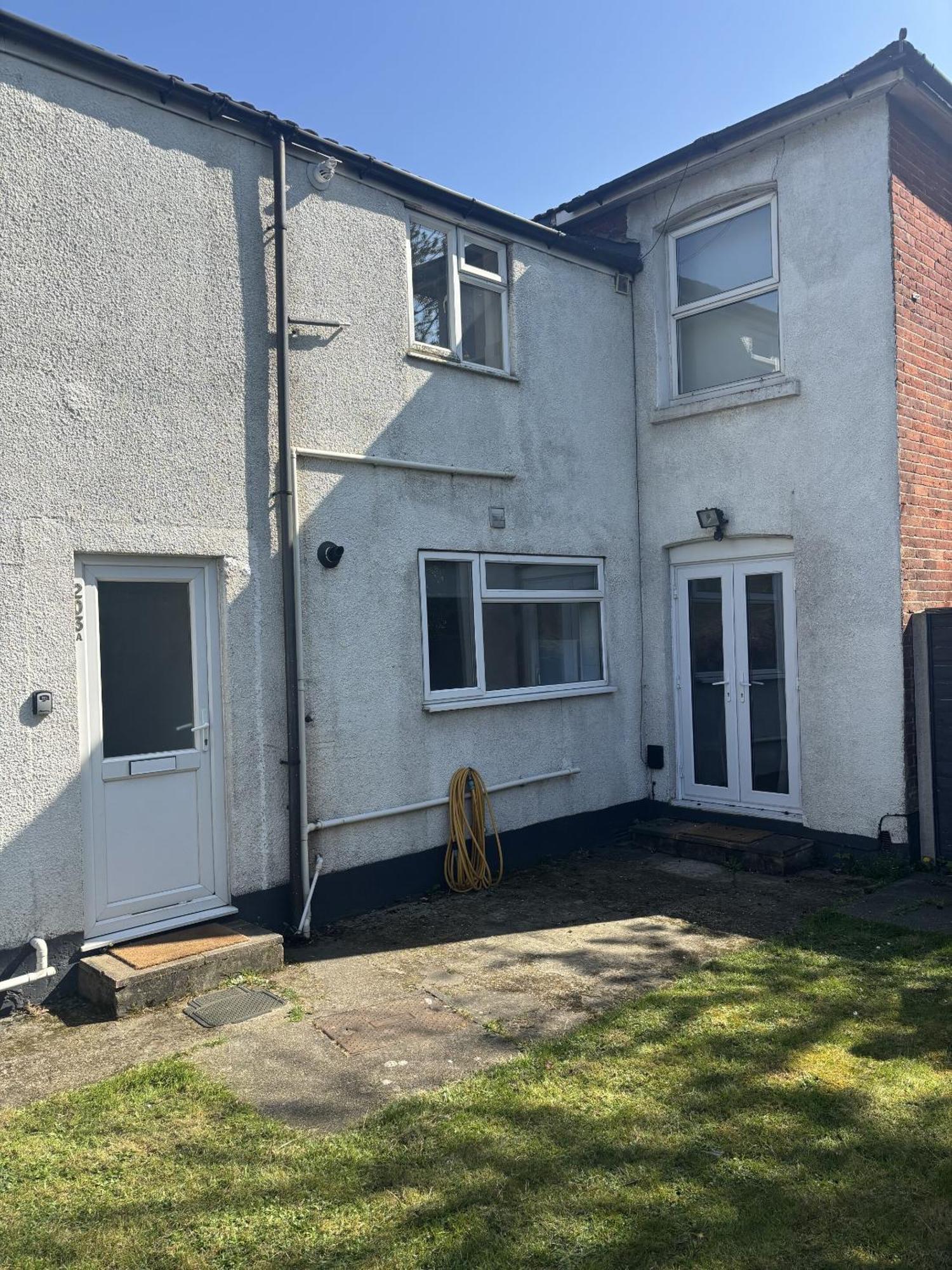 Urban Living - 2 Beds Apartment, Driveway Parking, Centrally Located!! *