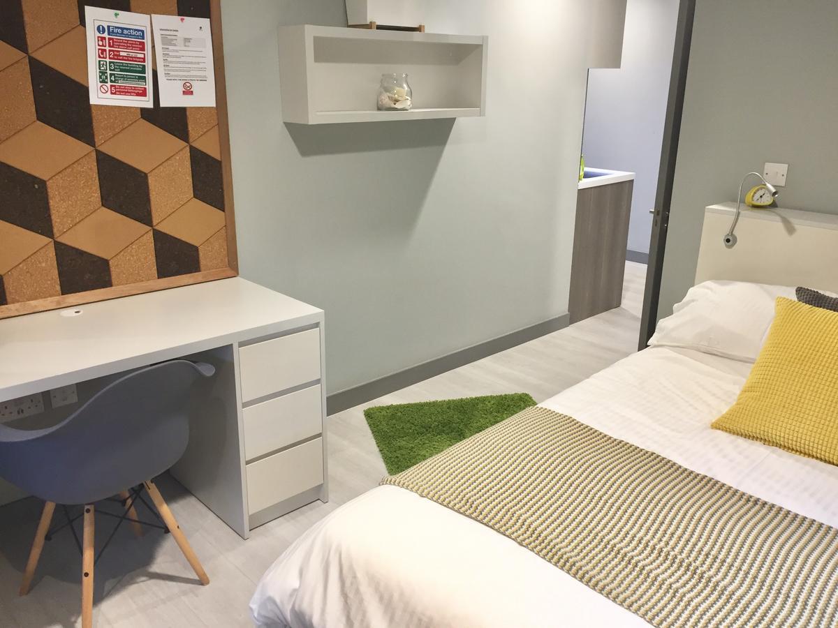 The Walls Modern Studio Apartment *