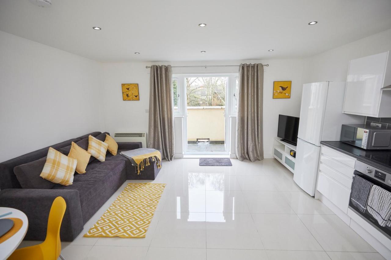 Spire View - 1 Bedroom, Sleeps 4, Parking Wifi Apartment