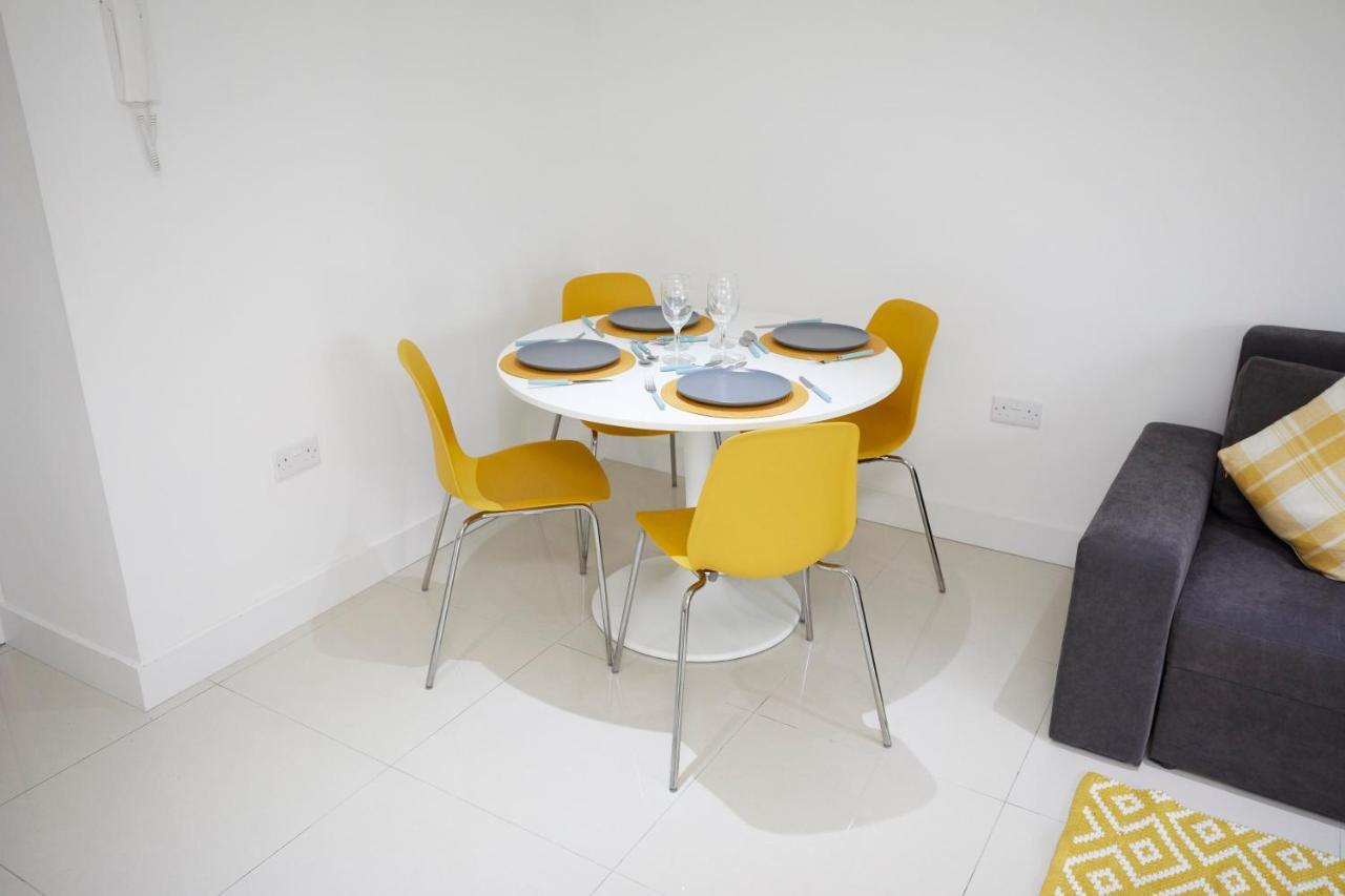 Spire View - 1 Bedroom, Sleeps 4, Parking Wifi