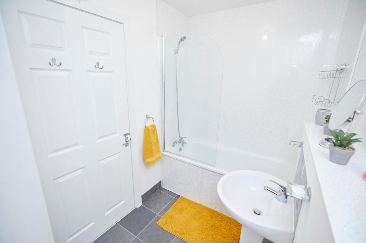 Apartment Spire View - 1 Bedroom, Sleeps 4, Parking Wifi