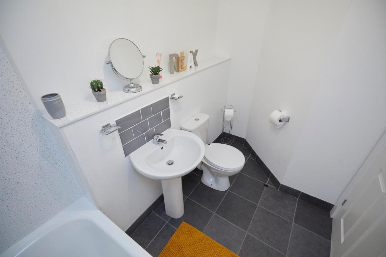 Spire View - 1 Bedroom, Sleeps 4, Parking Wifi Apartment *