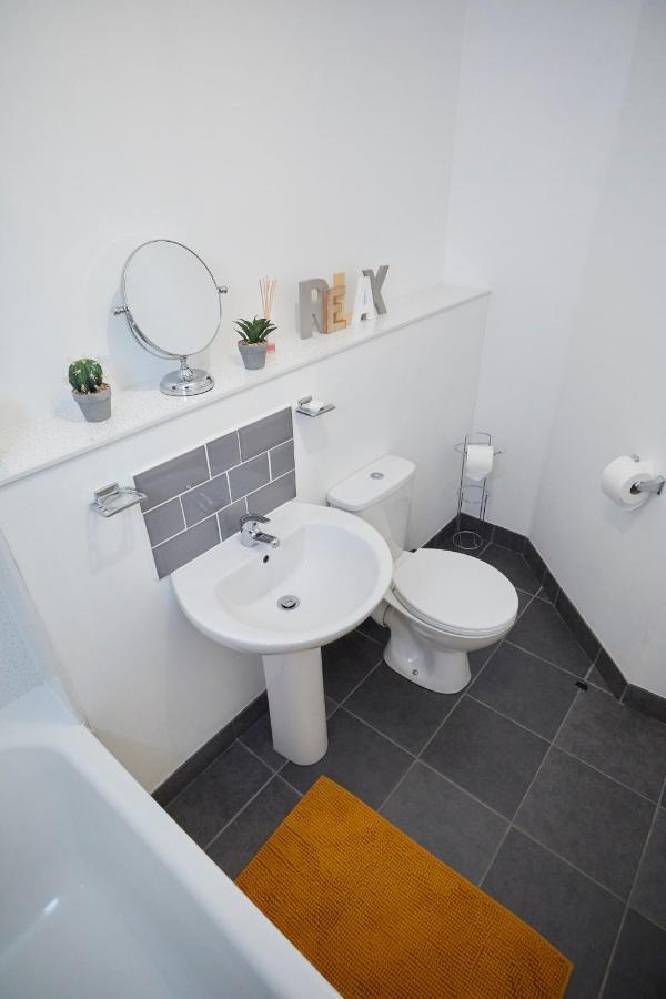Apartment Spire View - 1 Bedroom, Sleeps 4, Parking Wifi