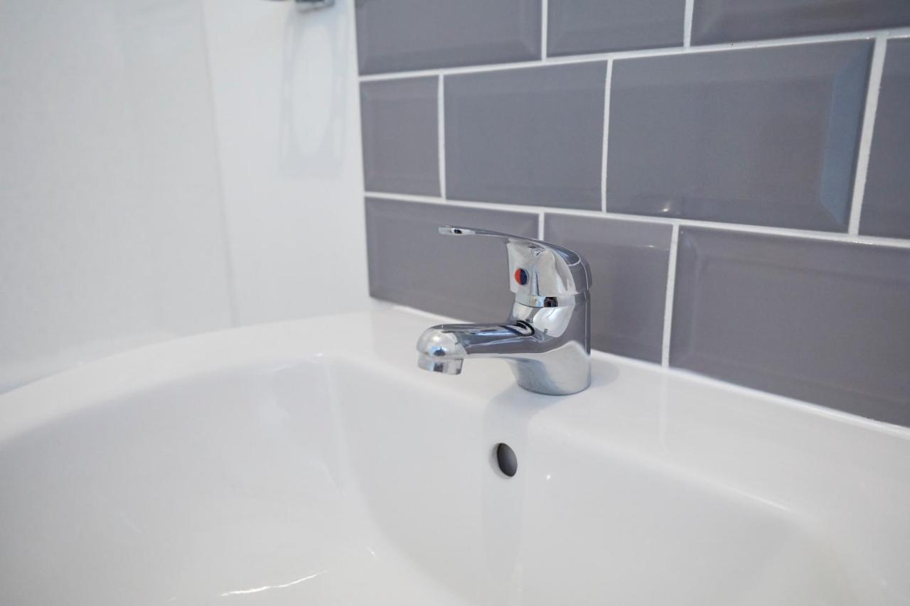 Spire View - 1 Bedroom, Sleeps 4, Parking Wifi Apartment *