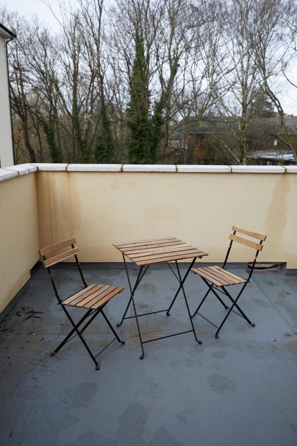 Spire View - 1 Bedroom, Sleeps 4, Parking Wifi Apartment *