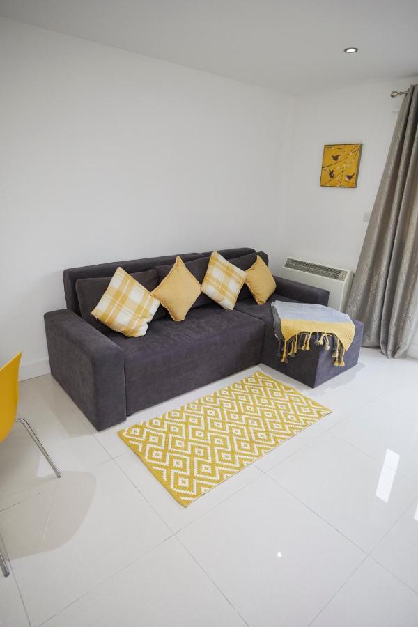 Spire View - 1 Bedroom, Sleeps 4, Parking Wifi Apartment *