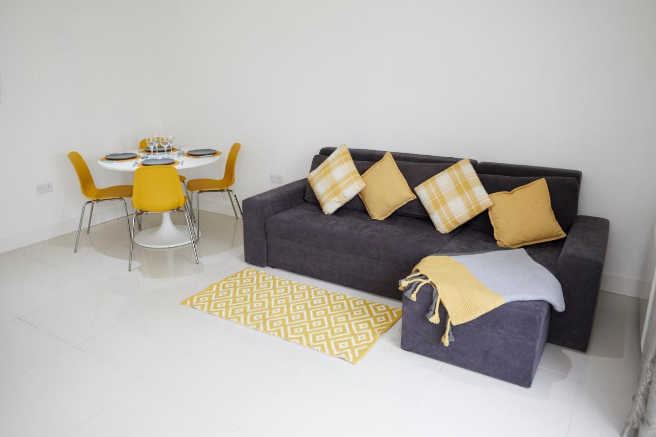 Spire View - 1 Bedroom, Sleeps 4, Parking Wifi Apartment *