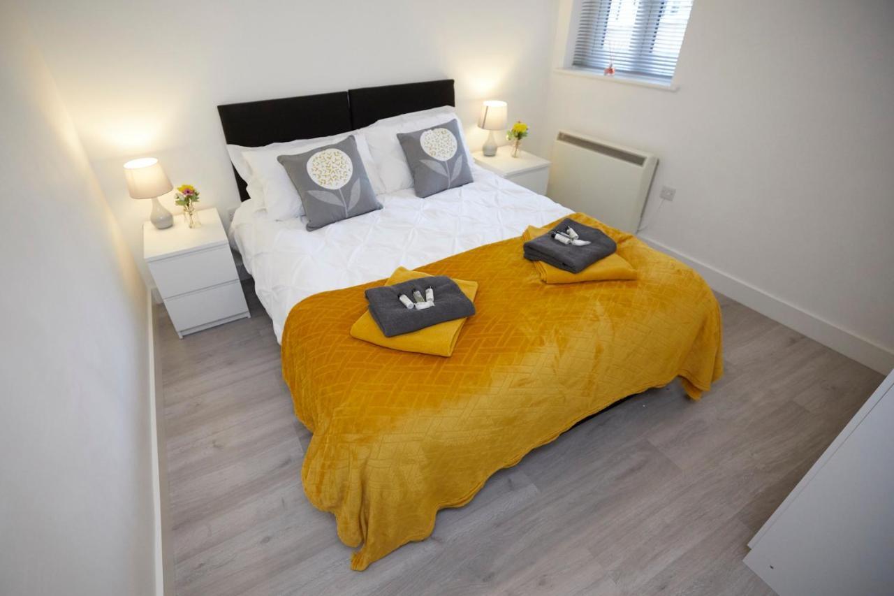 Spire View - 1 Bedroom, Sleeps 4, Parking Wifi Southampton